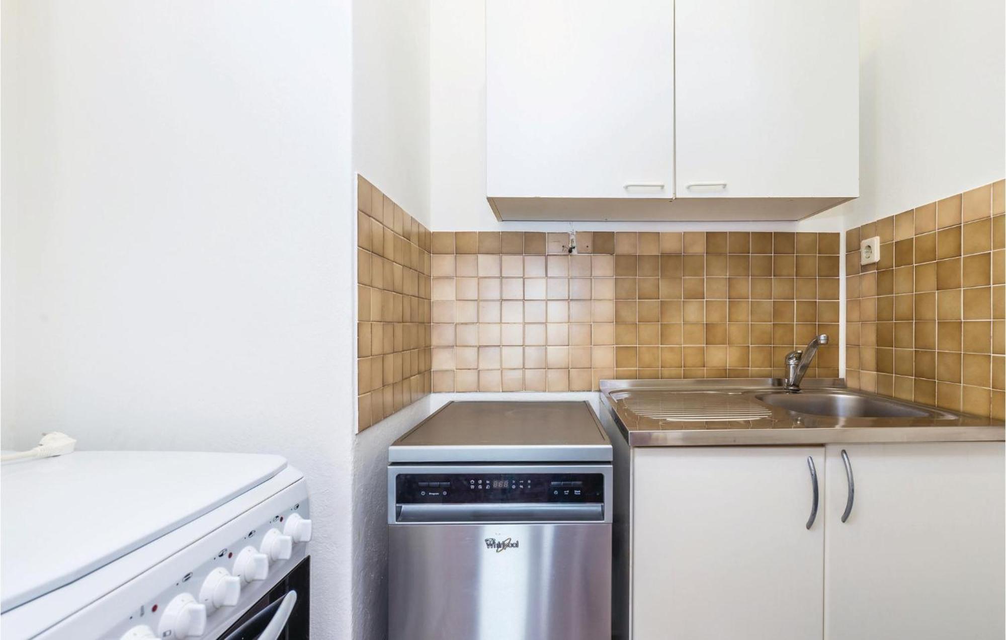 Lovely Apartment In Kampor With Kitchen Экстерьер фото