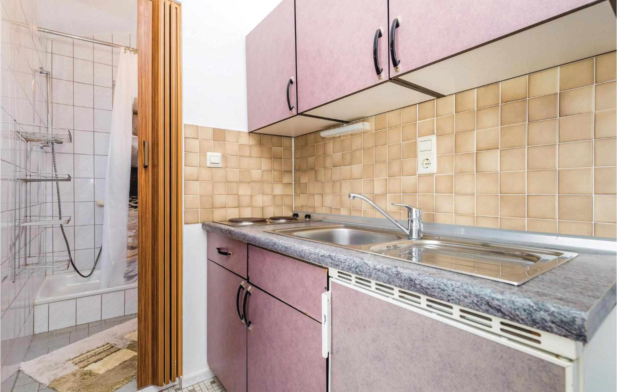 Lovely Apartment In Kampor With Kitchen Экстерьер фото